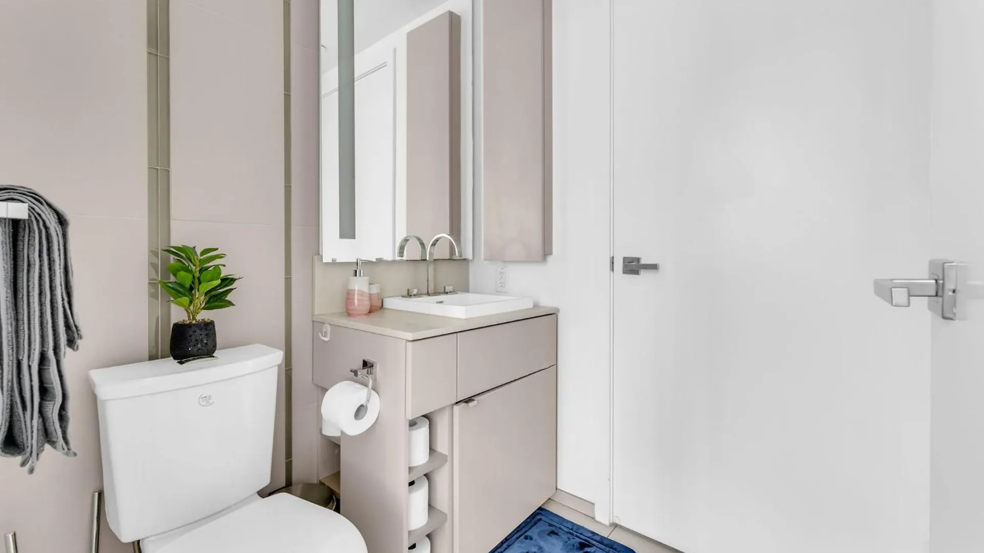 Bespoke 1Br Suite Entertainment District Toronto Canada