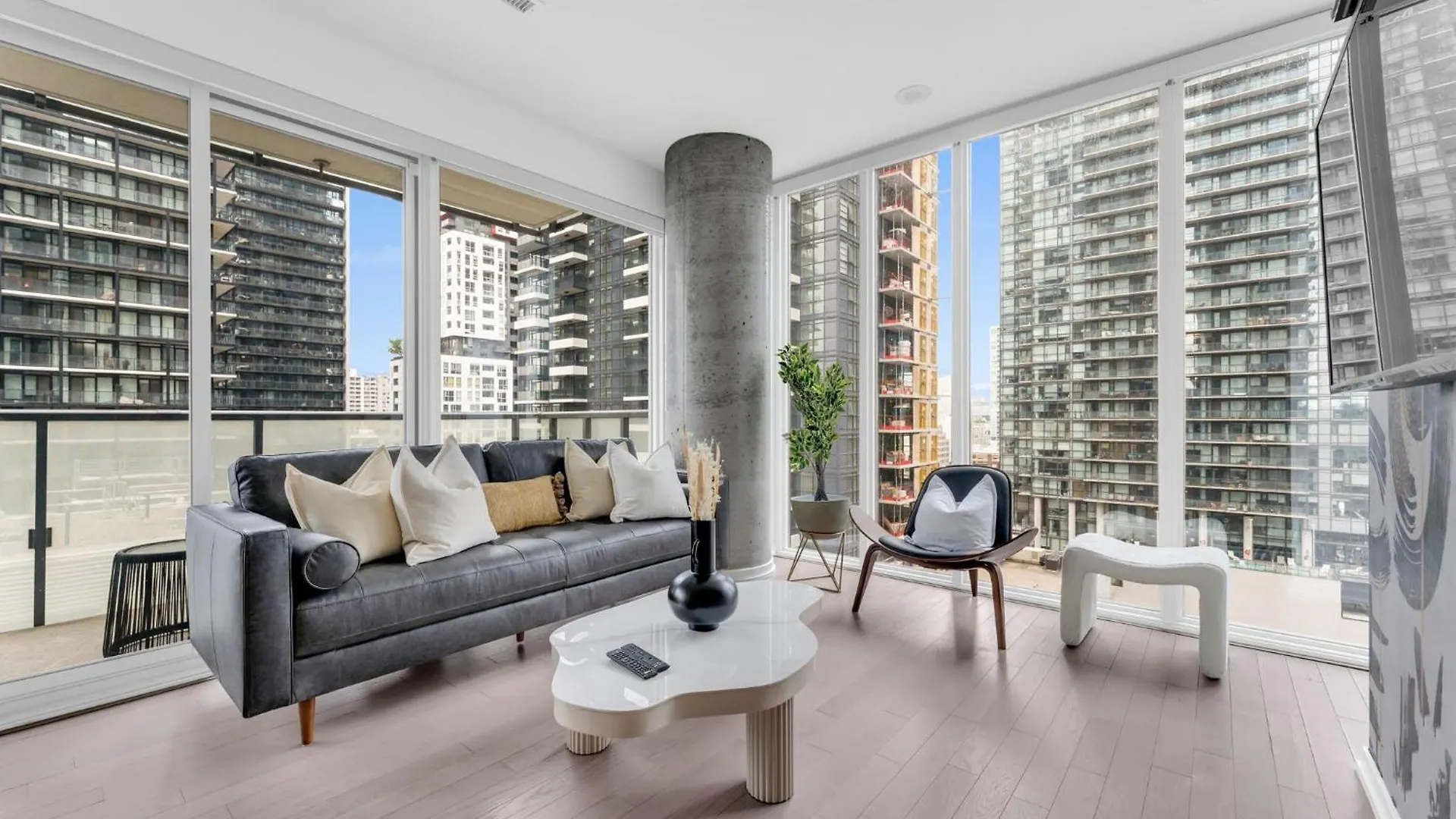 Bespoke 1Br Suite Entertainment District Toronto Apartment
